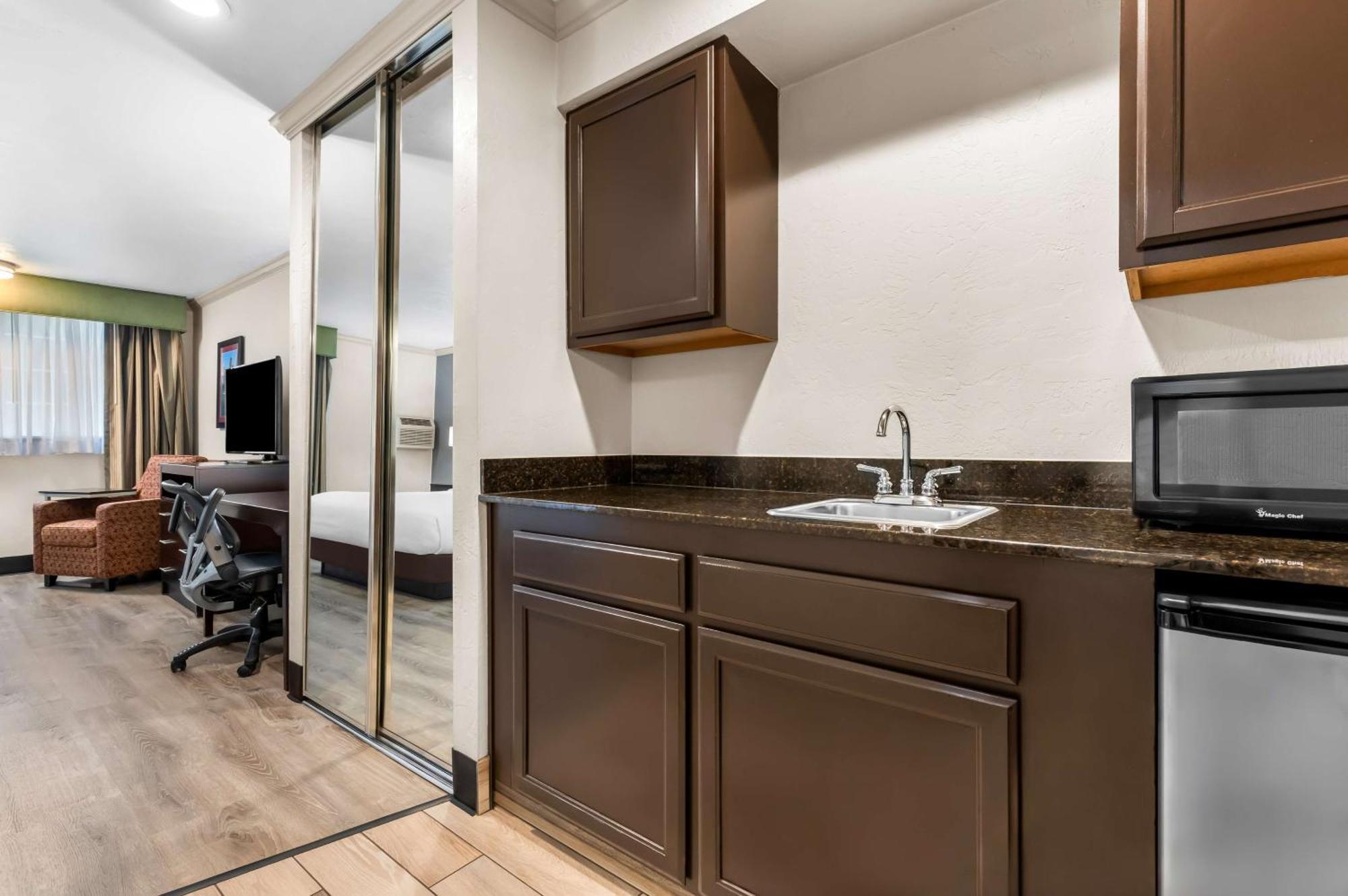 Best Western Plus Parkway Inn Wilsonville Exteriér fotografie
